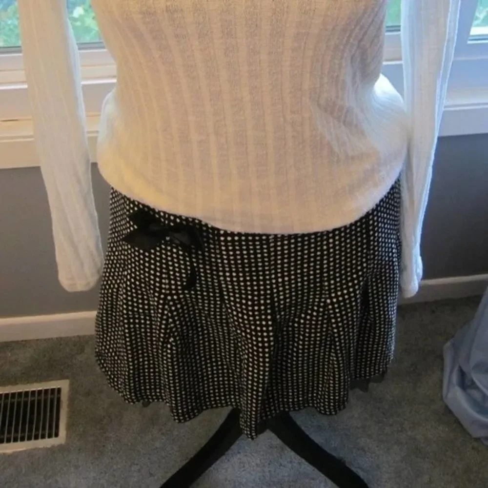 💥5/$10💥Wrapper cute black, white polka dot skirt, ruffle, side black